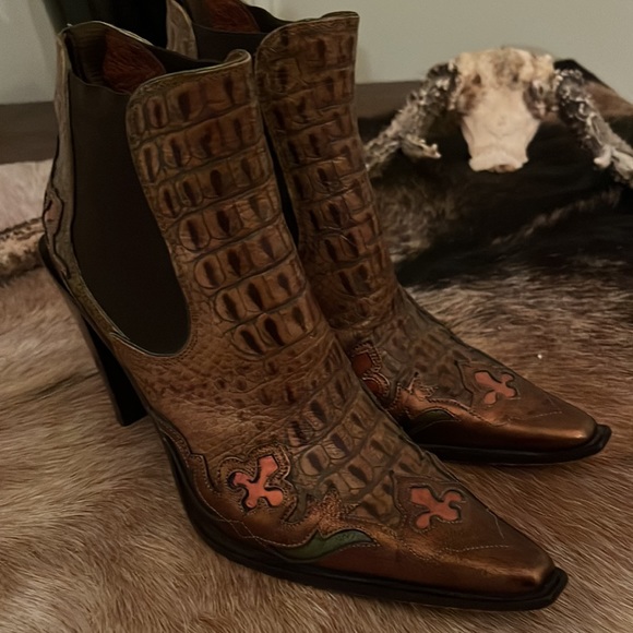 Donald Pliner Alligator Print Bronze Bootie 5 1/2 - Picture 2 of 6